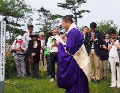 北方四島訪問事業の日本人墓地墓参の様子を写真で紹介しています。