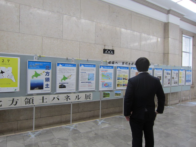 大阪府庁でのパネル展の様子を紹介しています