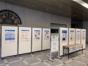 大阪市役所でのパネル展の様子を紹介しています