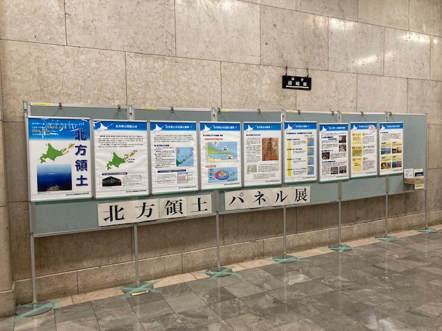 大阪府庁本館でのパネル展の様子を紹介しています